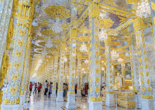 話題の観光地！宝石のように輝くガラス寺